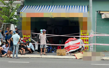 TP.HCM: Xe máy lao lên vỉa hè tông cột đèn, cha tử vong, con gái nguy kịch