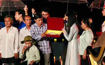 Khoảnh khắc nghẹn ngào khi gia đình liệt sĩ Huỳnh Văn Quên nhận lại kỷ vật sau gần 60 năm