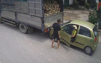 Tài xế lùi xe như chốn không người, đâm thẳng vào ô tô phía sau