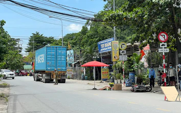 TP.HCM: Xe máy trượt ngã, nam thanh niên bị xe đầu kéo cán tử vong thương tâm