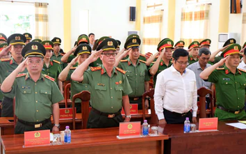 Trao bằng Tổ quốc ghi công cho thân nhân thiếu tá công an hy sinh khi làm nhiệm vụ