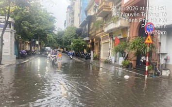 Hà Nội: Mưa lớn gây ngập cục bộ, nhiều điểm nước rút sau 30 phút