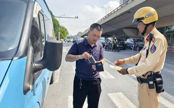 CSGT Hà Nội dùng camera ghi hình, loạt tài xế xe Limousine bị lập biên bản
