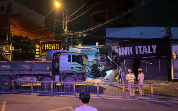 TP.HCM: Xe ben tông đổ dải phân cách rồi lao vào tiệm mắt kính