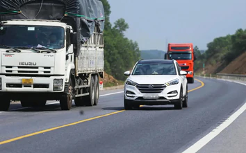 Đề xuất cấm mượn làn đường ngược chiều để vượt xe