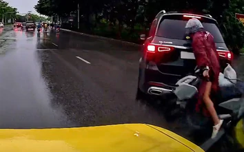 Đánh lái cắt 2 làn, Mercedes bị xe máy đâm trúng đuôi