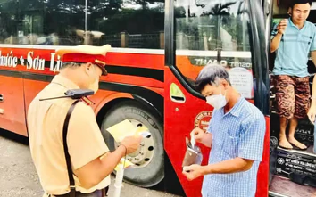 Phát hiện, xử lý 3 xe nhồi nhét khách trên tuyến Hà Nội - Tà Xùa