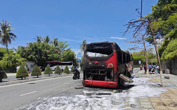 Lửa bao trùm xe khách 45 chỗ đang chạy trên đường dọc bờ biển Nha Trang