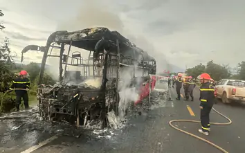 Đắk Lắk: Xe khách bốc cháy trên đường Hồ Chí Minh, 11 người thoát nạn