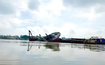 Phú Thọ: Đảm bảo an toàn giao thông trong quá trình trục vớt tàu chìm trên sông Lô