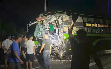 Tai nạn giao thông 31/7: Xe khách tông đuôi xe ben đang quay đầu, 4 người bị thương