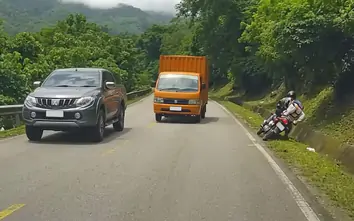 Xe tải vượt lấn làn, người đi xe máy ngã khi né tránh