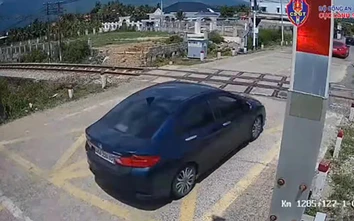 Tước bằng lái của nữ tài xế lái ô tô vượt đường sắt khi đèn đỏ đã bật