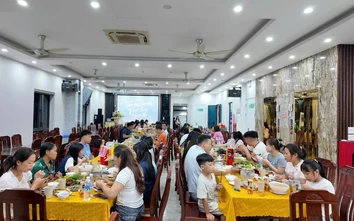 Chủ khách sạn mổ lợn đãi du khách mắc kẹt trong bão trên đảo Cô Tô