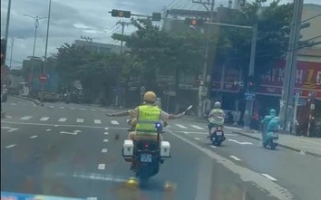 CSGT dùng xe đặc chủng mở đường đưa nạn nhân bị tai nạn giao thông nguy kịch đi cấp cứu