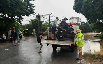 Mưa lớn, CSGT Lào Cai dùng xe chuyên dụng hỗ trợ người dân vượt điểm ngập trên QL37