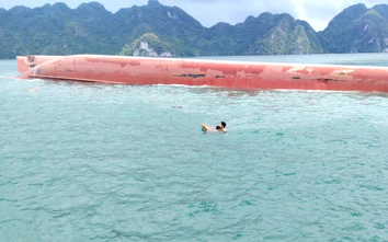 Quảng Ninh: Lật tàu trên vùng biển Bản Sen, 3 người được cứu, 2 người còn mắc kẹt