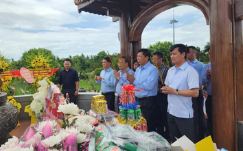 Bộ trưởng Trần Hồng Minh dâng hương tưởng niệm các anh hùng liệt sĩ tại Quảng Trị