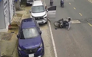 Tài xế mở cửa ô tô bất cẩn hất văng người đi xe máy
