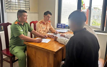 Thiếu niên lái xe máy bằng chân đăng mạng xã hội bị tịch thu phương tiện
