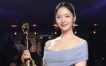 Nàng thơ xứ Hàn Kim Go Eun bật khóc khi chiến thắng tại Giải thưởng Truyền hình Rồng Xanh