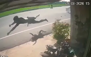 Hưng Yên: Va chạm ô tô trên đường ven biển, người ngồi xe máy văng xa hàng chục mét