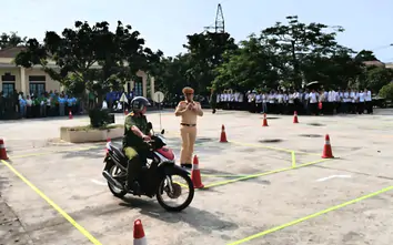 CSGT Ninh Bình hướng dẫn kỹ năng lái xe an toàn cho cho thanh thiếu niên