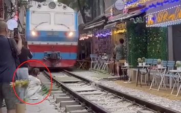 Thông tin bất ngờ vụ cô gái ngồi sát đường tàu ở Hà Nội bị tàu hỏa hất văng điện thoại