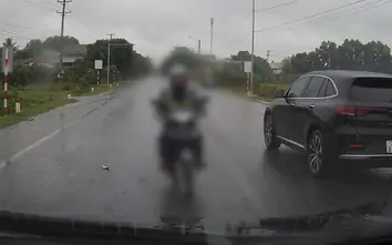 Lấn làn vượt ẩu, ô tô húc văng người đi xe máy