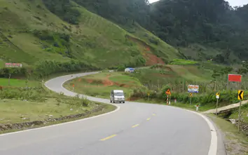 Đề xuất thí điểm cấm mượn làn ngược chiều để vượt xe trên quốc lộ 6