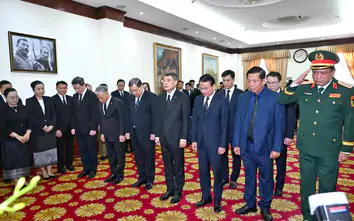 Đoàn Chính phủ Việt Nam viếng Chủ tịch Quốc hội Lào Saysomphone Phomvihane