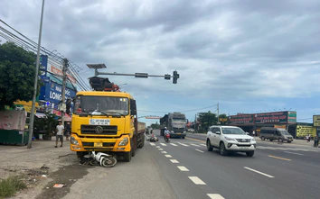 Xe tải cẩu tông ba xe máy dừng đèn đỏ ở Hà Tĩnh, ba người bị thương
