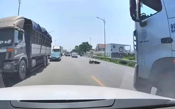 Tai nạn giao thông 12/8: Xe đầu kéo lấn làn tông xe máy khiến 2 người tử vong