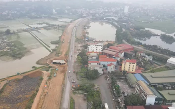 Hà Nội lên tiếng về hố sâu ven nhà dân, thi công “xôi đỗ” trên quốc lộ 6