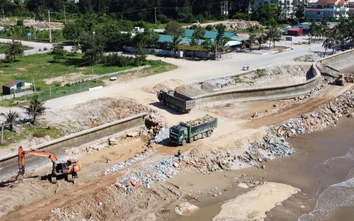 Tập trung máy móc, nhân lực, đẩy tiến độ gia cố kè biển Hải Tiến trước mùa mưa bão