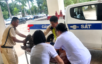 Cảnh sát giao thông Lâm Đồng kịp thời đưa người phụ nữ ngất xỉu bên quốc lộ đi cấp cứu