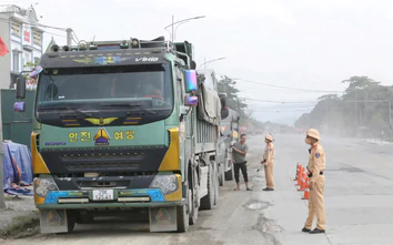 Phú Thọ: Xử nghiêm xe tải chở đất đá làm rơi vãi trên đường Hồ Chí Minh gây mất ATGT