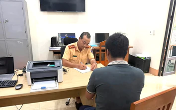 Cảnh sát giao thông Lào Cai xử lý tài xế làm rơi vãi dầu xuống đường gây trơn trượt