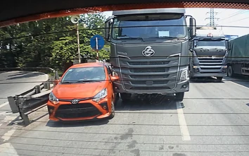 Len làn, tạt đầu xe tải, ô tô lĩnh cú đâm vào sườn
