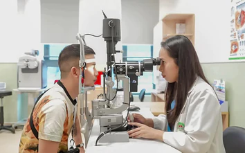 Người đàn ông tránh được việc thay toàn bộ giác mạc nhờ kỹ thuật ghép lớp chọn lọc