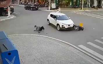 Cùng phóng nhanh qua giao lộ, ô tô húc bay người đi xe máy