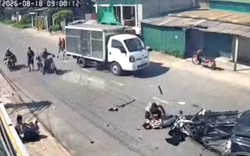 Tai nạn giao thông 18/8: Xe bán tải hất văng xe máy đang qua đường, 2 người nhập viện