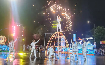 Carnival Nghệ An bừng sáng trong đêm mưa