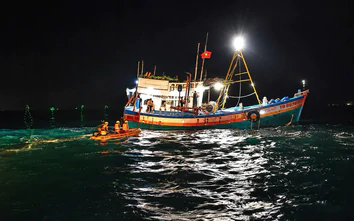 Trắng đêm cứu ngư dân sức khỏe nguy cấp trên vùng biển Vũng Tàu