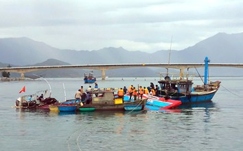 Huế: Kịp thời cứu hộ tàu cá bị chìm ở cửa biển Tư Hiền