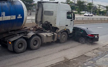 Tránh xe nhập làn, xe bồn húc ô tô con xoay ngang
