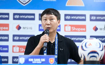 HLV Kim Sang-sik khen ngợi hai ngôi sao của tuyển Việt Nam sau trận thắng Malaysia