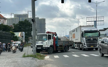TP.HCM: Xe tải tông 2 xe máy, 3 người thương vong