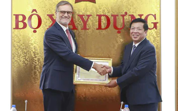 Bộ Xây dựng trao tặng Kỷ niệm chương cho Đại sứ Pháp tại Việt Nam Olivier Brochet