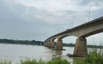 Tàu chở cát mất lái, chìm dưới cầu Trung Hà, 1 người mất tích